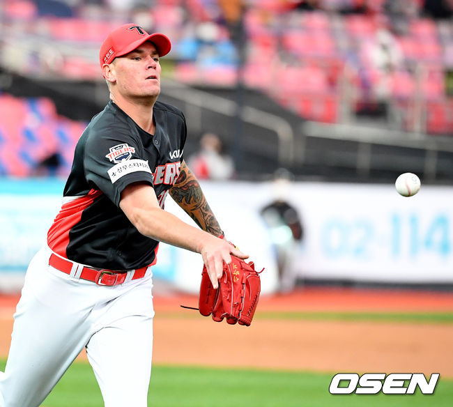 1일 오후 수원 KT위즈파크에서 ‘2021 신한은행 SOL KBO리그’ KT 위즈와 KIA 타이거즈의 경기가 열렸다.4회말 2사 1,3루에서 KIA 브룩스가 KT 조용호의 투수 앞 땅볼 타구를 처리하고 있다. /jpnews@osen.co.kr