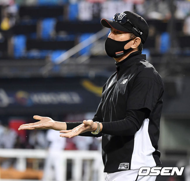 1일 서울 잠실야구장에서 ‘2021 신한은행 SOL KBO 리그’ LG 트윈스와 KT 위즈의 경기가 열렸다.5회말 1사 KT 이강철 감독이 LG 이천웅 타석때 3루심의 노 스윙 판정에 어필하고 있다. 2021.06.01/youngrae@osen.co.kr