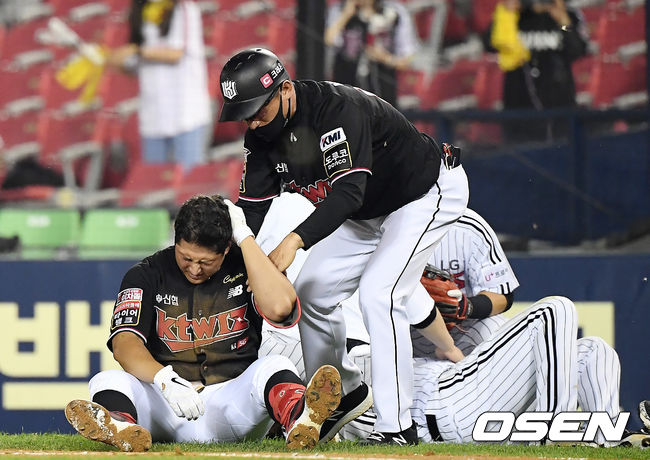 1일 서울 잠실야구장에서 ‘2021 신한은행 SOL KBO 리그’ LG 트윈스와 KT 위즈의 경기가 열렸다.7회초 무사 1루 KT 황재균기 기습 번트를 한 뒤 1루 헤드 퍼스트 슬라이딩으로 출루하다 LG LG 이우찬과 충돌로 통증을 호소하고 있다. 2021.06.01/youngrae@osen.co.kr