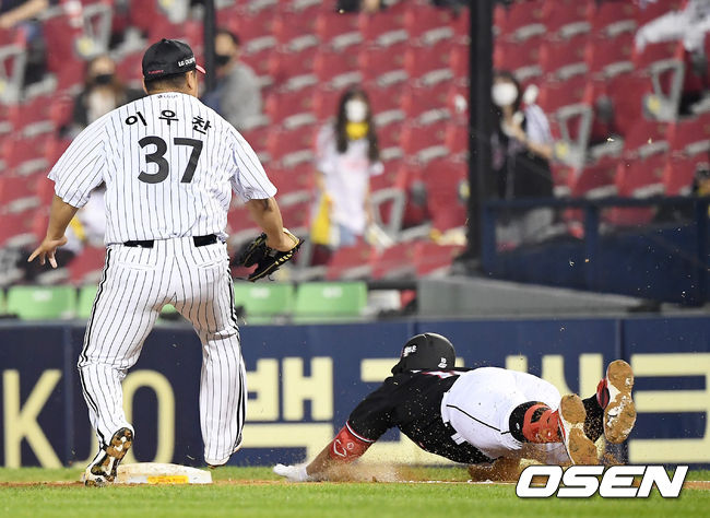 1일 서울 잠실야구장에서 ‘2021 신한은행 SOL KBO 리그’ LG 트윈스와 KT 위즈의 경기가 열렸다.7회초 무사 1루 KT 황재균기 기습 번트를 한 뒤 1루 헤드 퍼스트 슬라이딩으로 출루하고 있다. 2021.06.01/youngrae@osen.co.kr