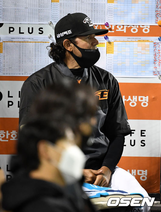 28일 오후 대전 한화생명이글스파크에서 ‘2021 신한은행 SOL KBO리그’ 한화 이글스와 SSG 랜더스의 경기가 열렸다.9회 한화 수베로 감독이 경기를 지켜보고 있다. 2021.05.28 /jpnews@osen.co.kr