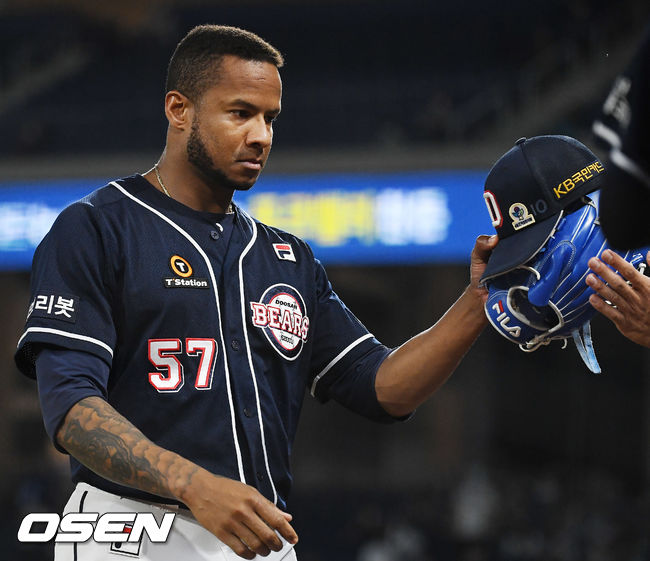 7회말을 마친 두산 선발 미란다가 덕아웃으로 들어오며 동료들과 하이파이브를 하고 있다. 2021.06.01 /rumi@osen.co.kr