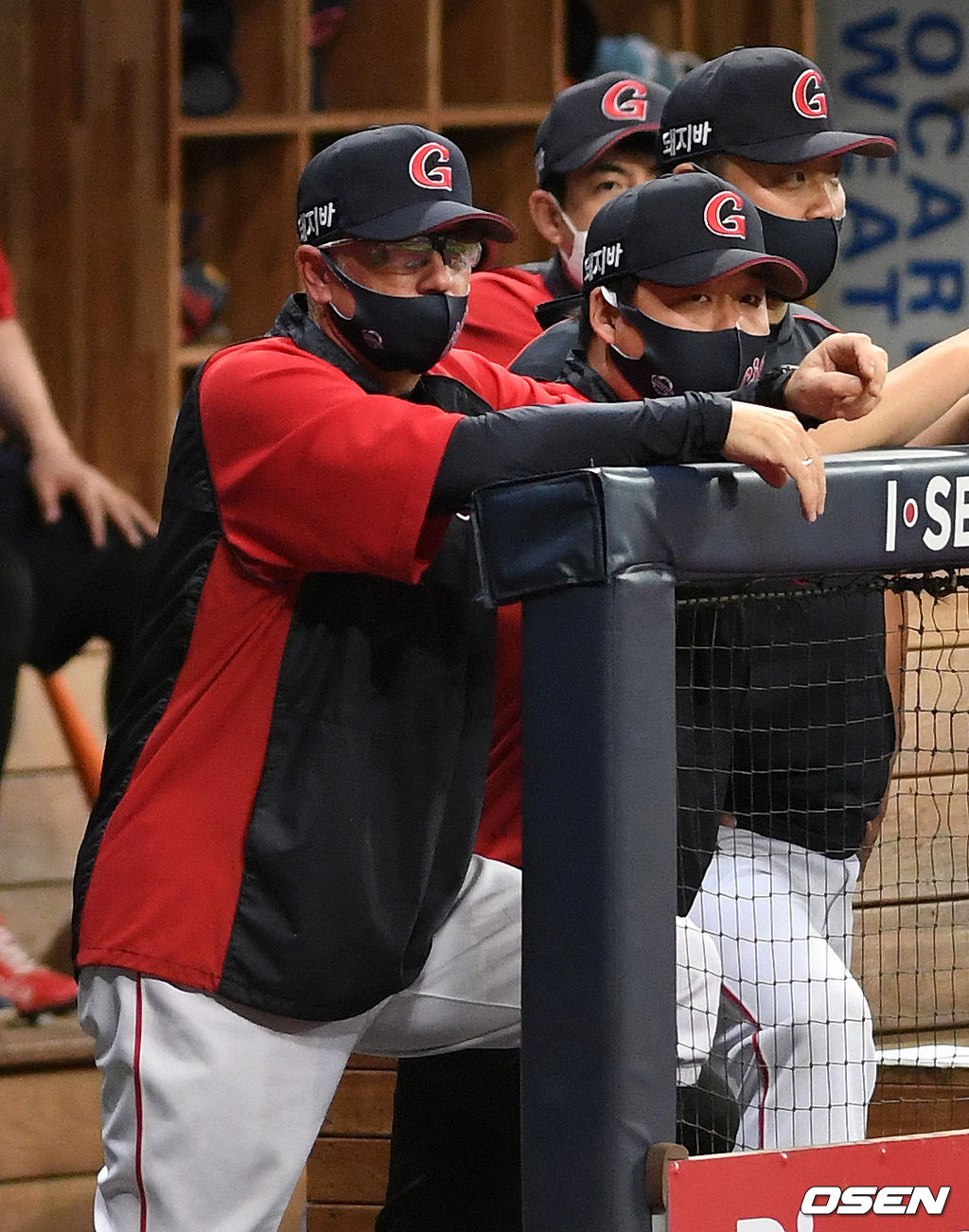 1일 오후 서울 고척스카이돔에서 ’2021 신한은행 SOL KBO 리그' 키움 히어로즈와 롯데 자이언츠의 경기가 열렸다.롯데 서튼 감독이 경기를 바라보고 있다. 2021.06.01. /sunday@osen.co.kr