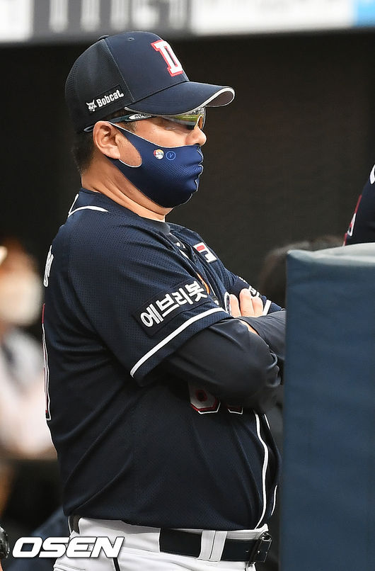 두산 덕아웃에서 김태형 감독이 경기를 주시하고 있다. 2021.06.01 /rumi@osen.co.kr