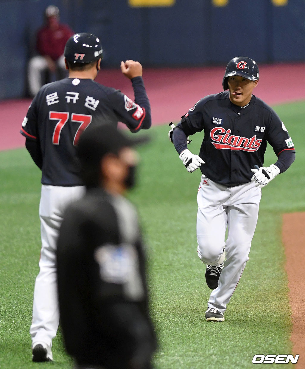 1일 서울 고척스카이돔에서 열린 ’2021 신한은행 SOL KBO 리그' 키움 히어로즈와 롯데 자이언츠의 경기, 1회초 1사에서 롯데 추재현이 우월 솔로 홈런을 치고 그라운드를 돌고 있다. 2021.06.01. /sunday@osen.co.kr