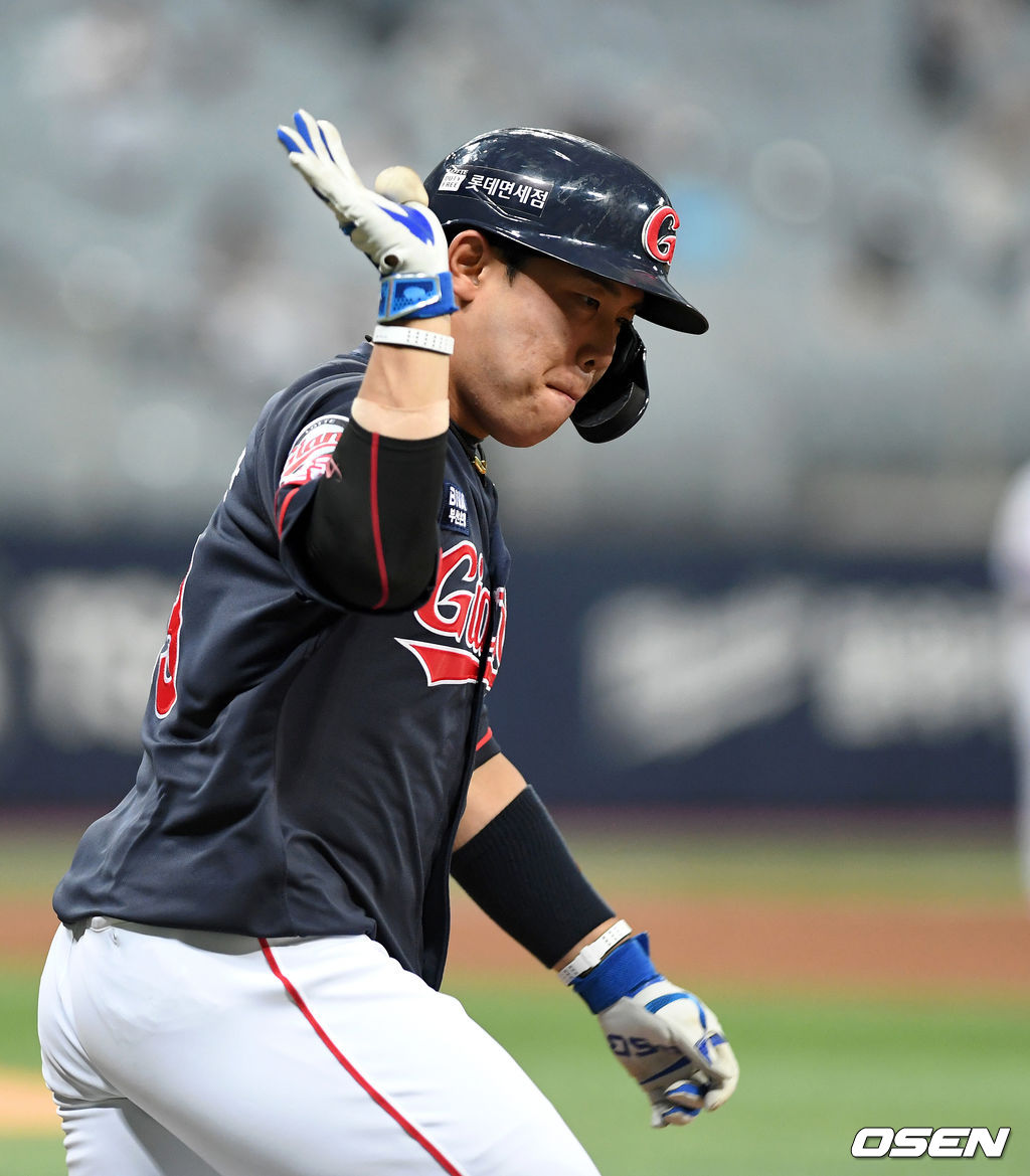 1일 서울 고척스카이돔에서 열린 ’2021 신한은행 SOL KBO 리그' 키움 히어로즈와 롯데 자이언츠의 경기, 3회초 무사에서 롯데 지시완이 좌월 솔로 홈런을 치고 환호하고 있다. 2021.06.01. /sunday@osen.co.kr