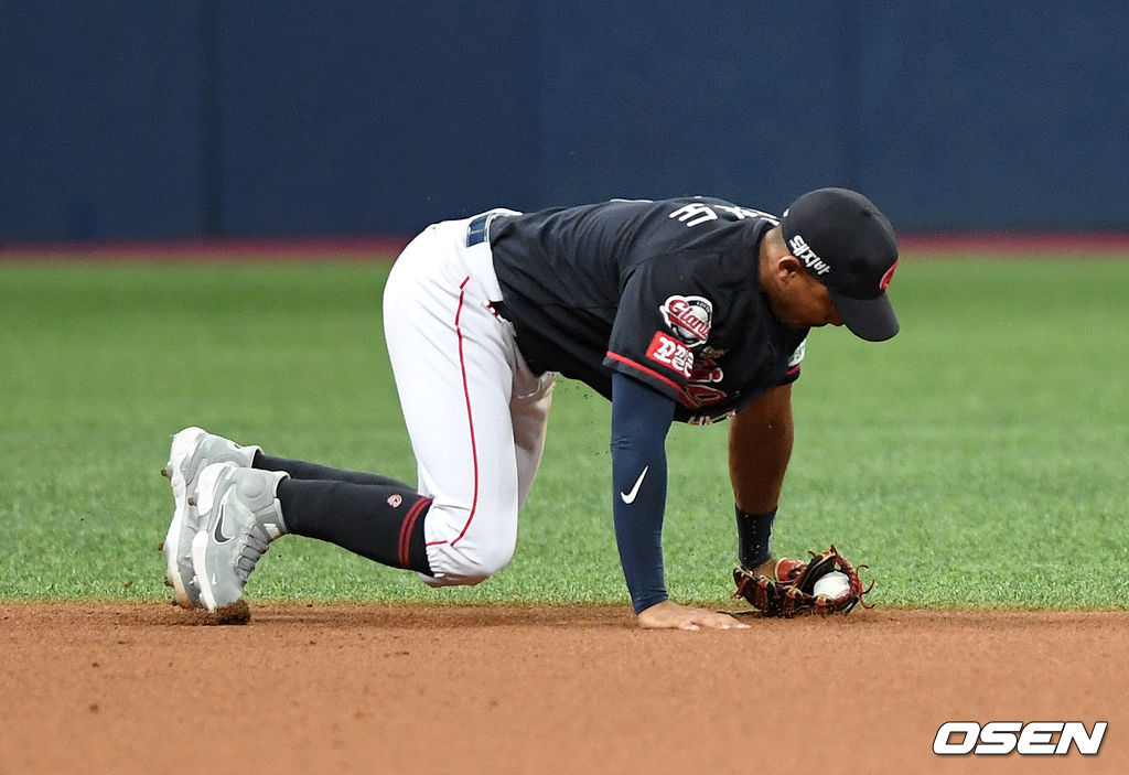 1일 서울 고척스카이돔에서 열린 ’2021 신한은행 SOL KBO 리그' 키움 히어로즈와 롯데 자이언츠의 경기, 4회말 무사에서 롯데 마차도가 키움 박동원을 땅볼로 처리하고 있다. 2021.06.01. /sunday@osen.co.kr