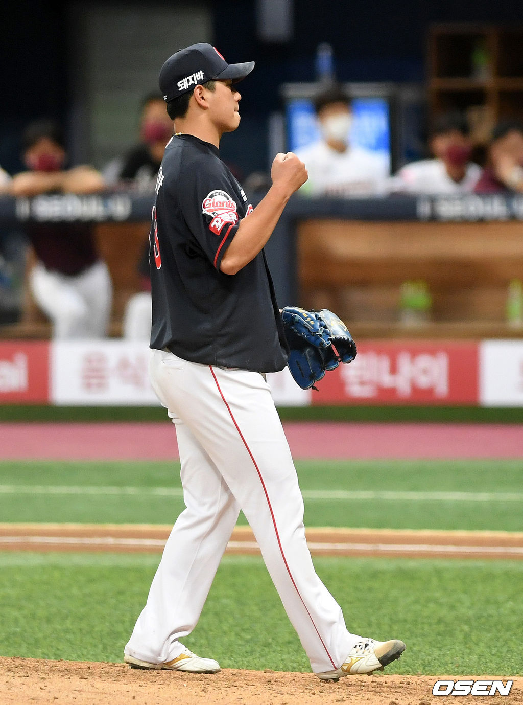 1일 서울 고척스카이돔에서 열린 ’2021 신한은행 SOL KBO 리그' 키움 히어로즈와 롯데 자이언츠의 경기, 7회말 1사 1루에서 롯데 나균안이 키움 서건창을 삼진으로 처리하고 환호하고 있다. 2021.06.01. /sunday@osen.co.kr