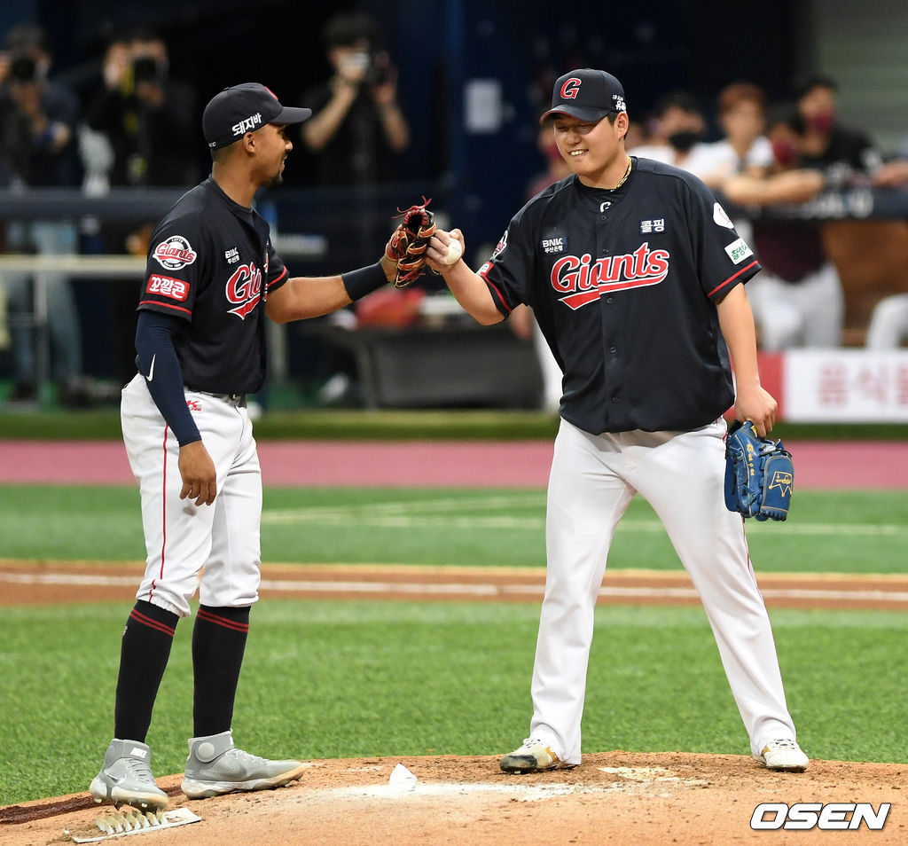 1일 서울 고척스카이돔에서 열린 ’2021 신한은행 SOL KBO 리그' 키움 히어로즈와 롯데 자이언츠의 경기, 7회말 2사 1루에서 롯데 나균안이 마운드를 내려가며 마차도와 하이파이브를 하고 있다. 2021.06.01. /sunday@osen.co.kr