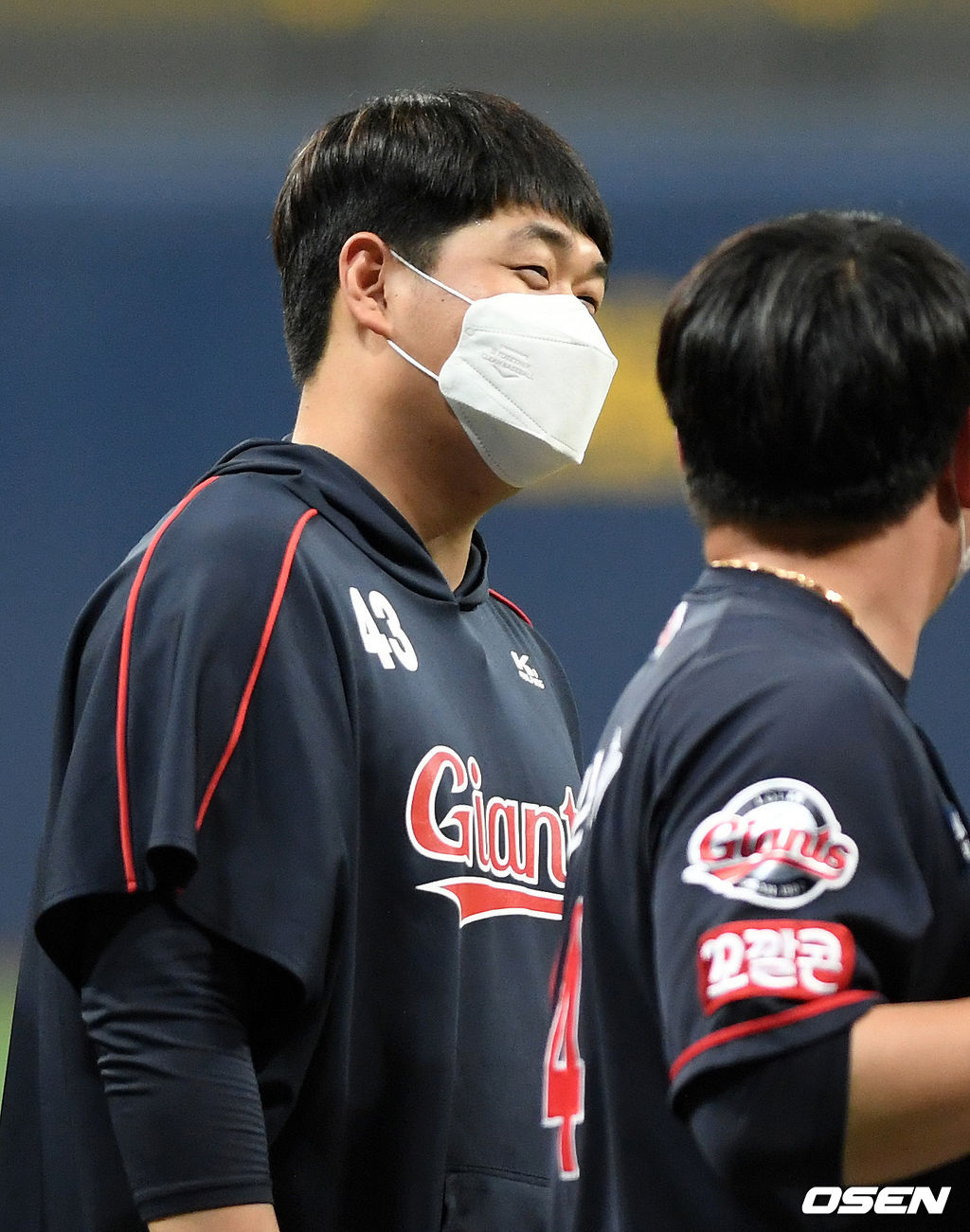 1일 서울 고척스카이돔에서 열린 ’2021 신한은행 SOL KBO 리그' 키움 히어로즈와 롯데 자이언츠의 경기, 종료 후 롯데 나균안이 동료들과 승리의 기쁨을 나누고 있다.2021.06.01. /sunday@osen.co.kr