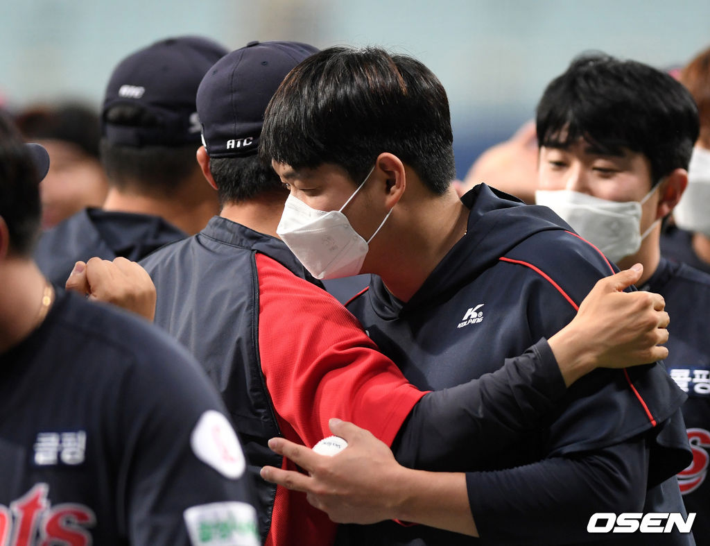 1일 서울 고척스카이돔에서 열린 ’2021 신한은행 SOL KBO 리그' 키움 히어로즈와 롯데 자이언츠의 경기, 종료 후 롯데 나균안이 코치진과 승리의 기쁨을 나누고 있다.2021.06.01. /sunday@osen.co.kr