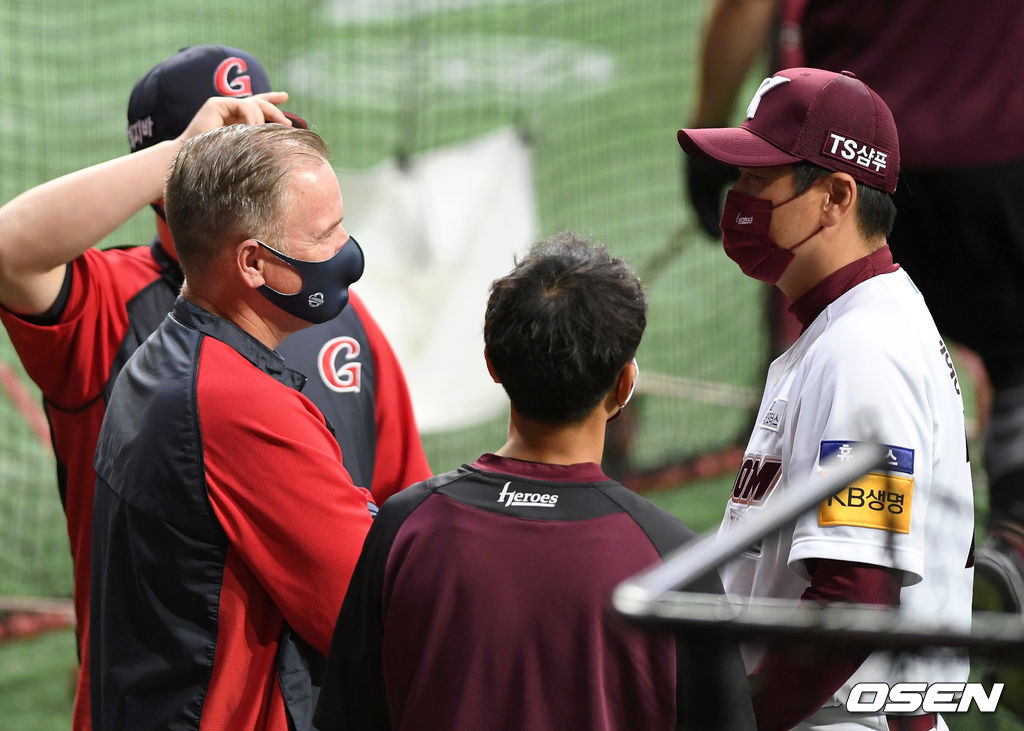 경기에 앞서 롯데 서튼 감독과 키움 홍원기 감독이 만나 인사를 나누고 있다. /sunday@osen.co.kr