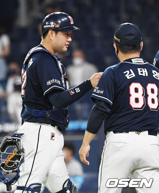 경기를 마치고 두산 장승현이 김태형 감독과 하이파이브를 하고 있다. 2021.06.01 /rumi@osen.co.kr