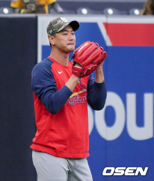 [OSEN=샌디에이고, 이사부 통신원]경기에 앞서 세인트루이스 김광현이 타자들의 배팅 훈련을 돕고 있다. /lsboo@osen.co.kr