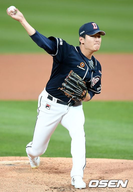 20일 오후 경기도 수원시 수원kt위즈파크에서 ‘2021 신한은행 SOL KBO 리그’ KT 위즈와 두산 베어스의 경기가 열렸다.1회초 두산 선발 곽빈이 마운드에 올라 힘차게 공을 뿌리고 있다./ksl0919@osen.co.kr
