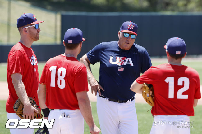 [사진] 마이크 소시아 미국 대표팀 감독이 선수들과 이야기하고 있다. 21.05.25  ⓒGettyimages(무단전재 및 재배포 금지)