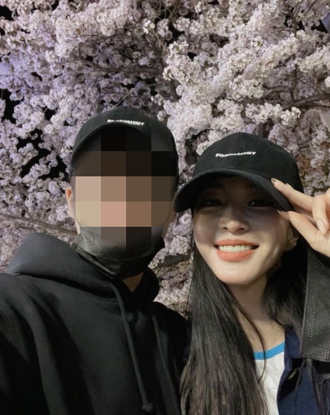 [사진=한예슬 SNS] 배우 한예슬이 공개 열애 중인 남자친구가 과거 유흥업소 접대부로 일했다는 의혹이 일고 있다. 사진은 의혹을 부인한 한예슬이 직접 공개한 남자친구와 찍은 사진이다.
