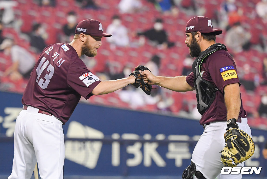 호수비로 이닝을 종료 시킨 키움 프레이타스 포수가 요키시 선발투수와 하이파이브를 하며 더그아웃으로 들어가고 있다. / soul1014@osen.co.kr