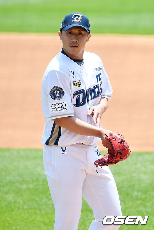 1회초를 마친 백팀 선발 이용찬이 덕아웃으로 들어가고 있다. 2021.06.01 /rumi@osen.co.kr