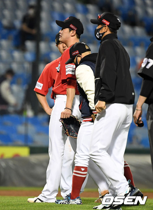 5회말 2사 2,3루에서 SSG 박종훈이 한화 정은원을 상대하다 투구를 마친 뒤 불편함을 호소하고 있다. 오원석과 교체. 2021.05.28 /jpnews@osen.co.kr