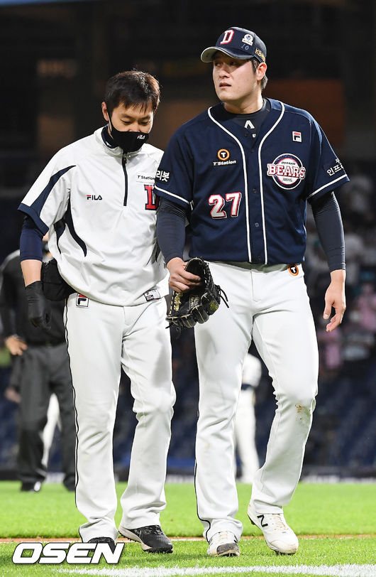 9회말 1사 주자 1루 NC 김태군 타석에서 두산 김강률이 발목에 고통을 호소하며 교체되고 있다. 2021.06.01 /rumi@osen.co.kr