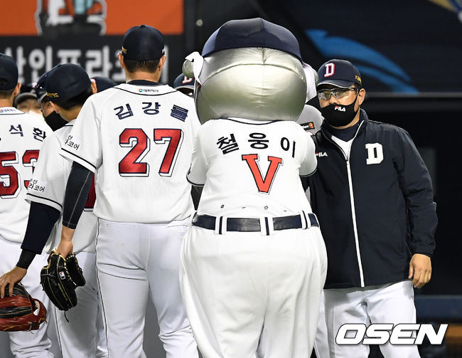 경기 종료 후 두산 김태형 감독이 김강률과 승리의 기쁨을 나누고 있다. /sunday@osen.co.kr