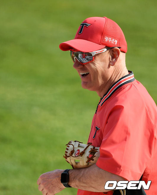 경기에 앞서 KIA 윌리엄스 감독이 훈련을 지켜보며 미소짓고 있다. /jpnews@osen.co.kr