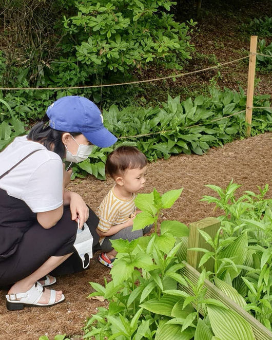 [사진=박민정 SNS] 배우 조현재 아내인 전 프로골퍼 박민정이 일상 사진과 함께 둘째 딸 임신 소식을 밝혔다. 