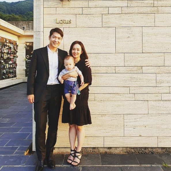 [사진=조현재 SNS] 조현재, 박민정 부부가 두 아이의 부모가 될 준비를 하고 있다. 사진은 과거 조현재, 박민정 부부와 아들의 모습.