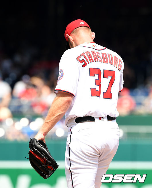 워싱턴 스트라스버그가 적시타를 허용하며 아쉬워하고 있다. /jpnews@osen.co.kr