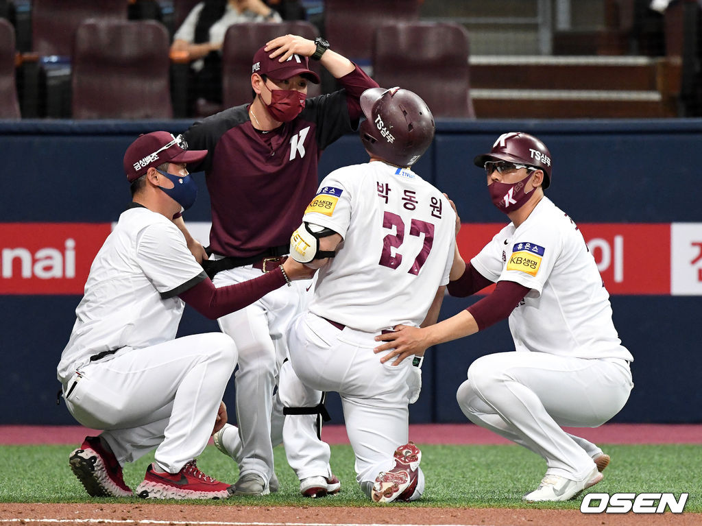 1회말 2사 1,2루에서 롯데 프랑코의 투구에 맞은 키움 박동원이 고통스러워하고 있다. 2021.06.02 /sunday@osen.co.kr