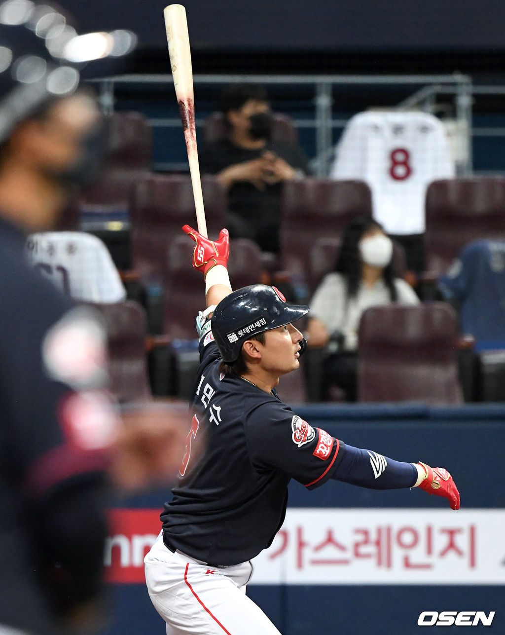 2일 오후 서울 고척스카이돔에서 ’2021 신한은행 SOL KBO 리그' 키움 히어로즈와 롯데 자이언츠의 경기가 열렸다.4회초 2사 2루에서 롯데 김민수가 좌월 투런 홈런을 치고 있다. 2021.06.02 /sunday@osen.co.kr