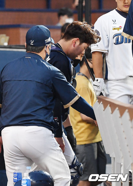 4회말 무사 주자 1,3루 NC 박석민의 희생플라이때 두산 장승현이 플라이타구를 잡는 과정에서 NC 덕아웃에 떨어져 고통을 호소하고 있다. 2021.06.02 /rumi@osen.co.kr