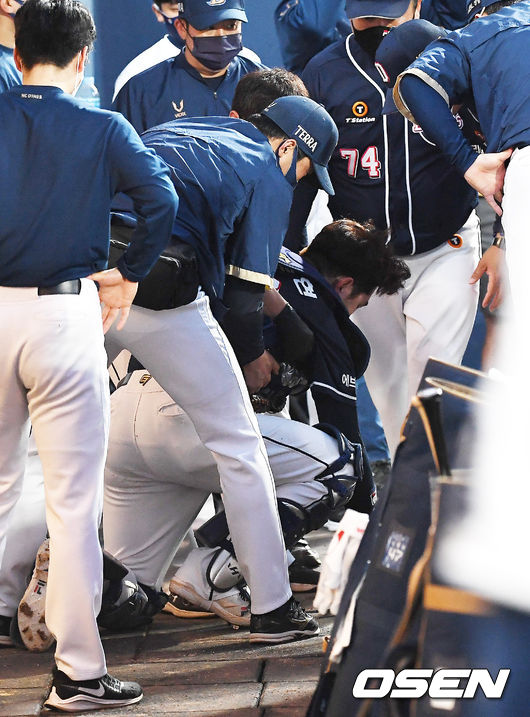 4회말 무사 주자 1,3루 NC 박석민의 희생플라이때 두산 장승현이 플라이타구를 잡는 과정에서 NC 덕아웃에 떨어져 고통을 호소하고 있다. 2021.06.02 /rumi@osen.co.kr