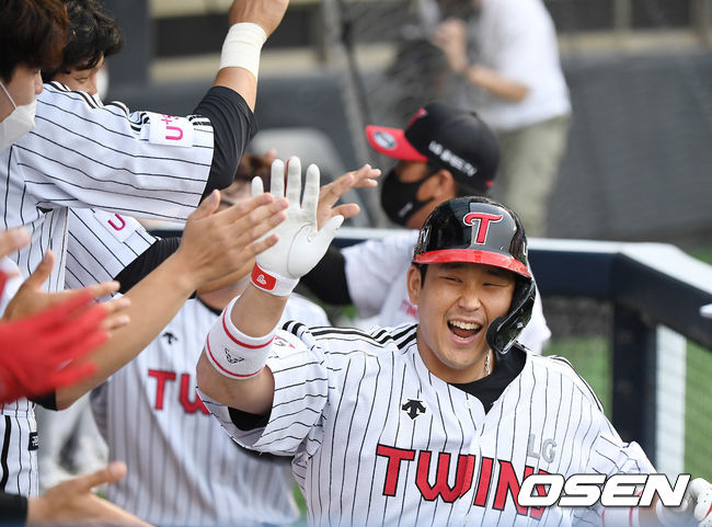 2회말 2사 3루 LG 유강남이 투런 홈런을 때린 뒤 동료들의 축하를 받고 있다. 2021.06.02/youngrae@osen.co.kr