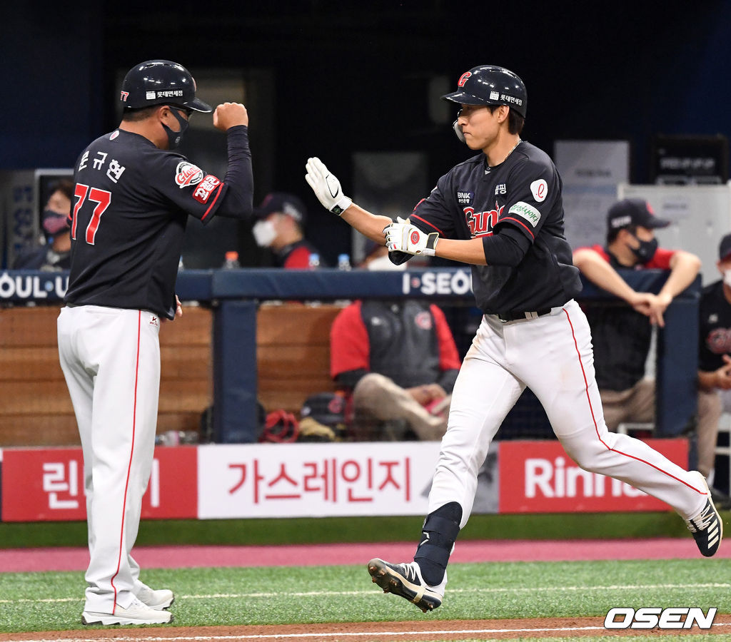 2일 오후 서울 고척스카이돔에서 ’2021 신한은행 SOL KBO 리그' 키움 히어로즈와 롯데 자이언츠의 경기가 열렸다.5회초 무사에서 롯데 강로한이 좌월 솔로 홈런을 치고 문규현 코치와 하이파이브를 하고 있다. 2021.06.02 /sunday@osen.co.kr