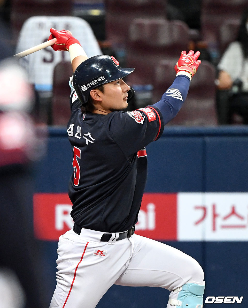 2일 오후 서울 고척스카이돔에서 ’2021 신한은행 SOL KBO 리그' 키움 히어로즈와 롯데 자이언츠의 경기가 열렸다.4회초 2사 2루에서 롯데 김민수가 좌월 투런 홈런을 치고 있다. 2021.06.02 /sunday@osen.co.kr