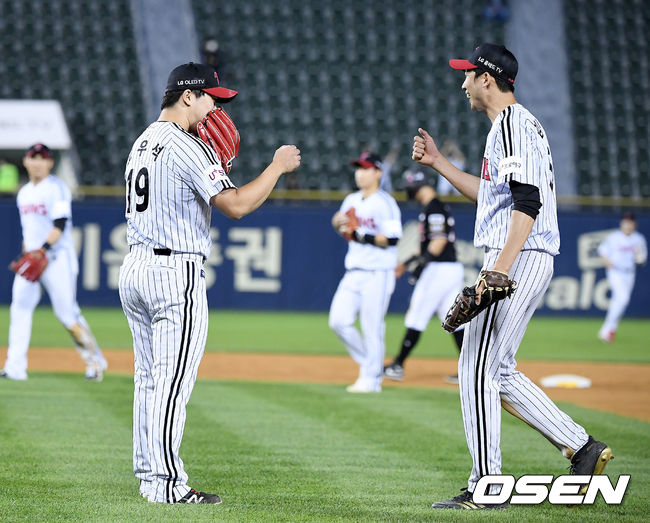 LG는 2일 서울 잠실구장에서 열린 2021시즌 KBO리그 KT와의 경기에서 6-5로 승리했다. 5-5 동점인 8회 유강남이 결승 타점을 올렸다. 마무리 고우석은 9회 올라와 1점 차 리드를 지켜내며 12세이브를 기록했다. 승리를 지켜낸 LG 고우석이 김용의와 기뻐하고 있다. 2021.06.02/youngrae@osen.co.kr