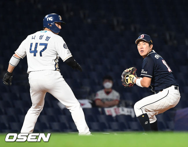 7회말 무사 주자 1,2루 NC 알테어의 3루수 앞 땅볼때 두산 3루수 허경민이 3루 주자 나성범을 체크한 후 1루로 송구하려 하고 있다. 2021.06.02 /rumi@osen.co.kr