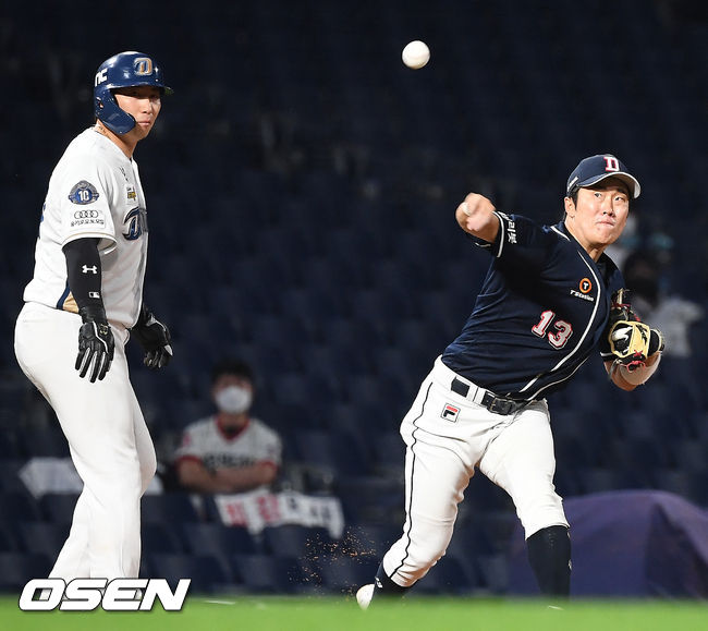 7회말 무사 주자 1,2루 NC 알테어의 3루수 앞 땅볼때 두산 3루수 허경민이 1루로 송구실책을 범하고 있다. 2021.06.02 /rumi@osen.co.kr