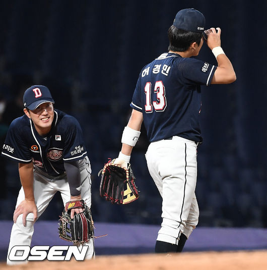 7회말 무사 주자 1,2루 NC 알테어의 3루수 앞 땅볼때 두산 3루수 허경민이 1루로 송구실책을 범하며 2실점 한 후 아쉬워하고 있다. 2021.06.02 /rumi@osen.co.kr