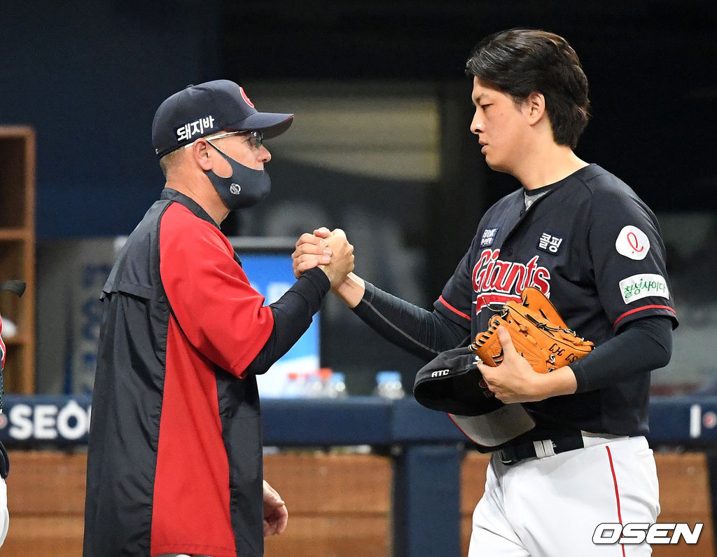 경기 종료 후 롯데 서튼 감독이 김원중과 승리의 기쁨을 나누고 있다. 2021.06.02 /sunday@osen.co.kr