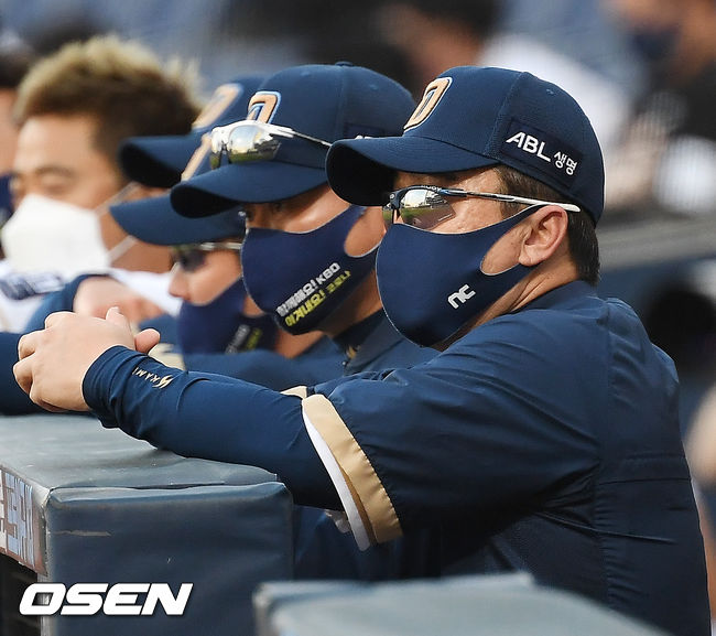덕아웃에서 NC 이동욱 감독이 경기를 주시하고 있다. 2021.06.02 /rumi@osen.co.kr