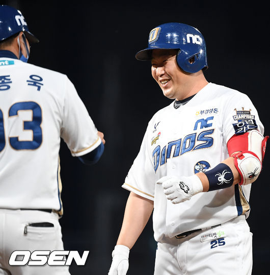 7회말 무사 주자 1,3루 NC 양의지가 좌익수 앞 동점 1타점 적시타를 날린 후 1루에서 미소짓고 있다. 2021.06.02 /rumi@osen.co.kr