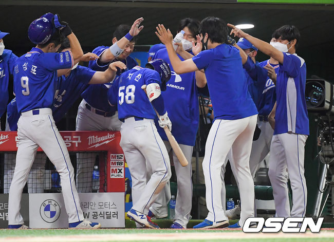 2일 오후 인천 SSG랜더스필드에서 2021 신한은행 SOL KBO리그 SSG 랜더스와 삼성 라이온즈의 경기가 진행됐다.7회초 2사 2루 삼성 김지찬이 2점홈런을 날리고 동료들의 축하를 받고 있다.  21.06.02 / soul1014@osen.co.kr