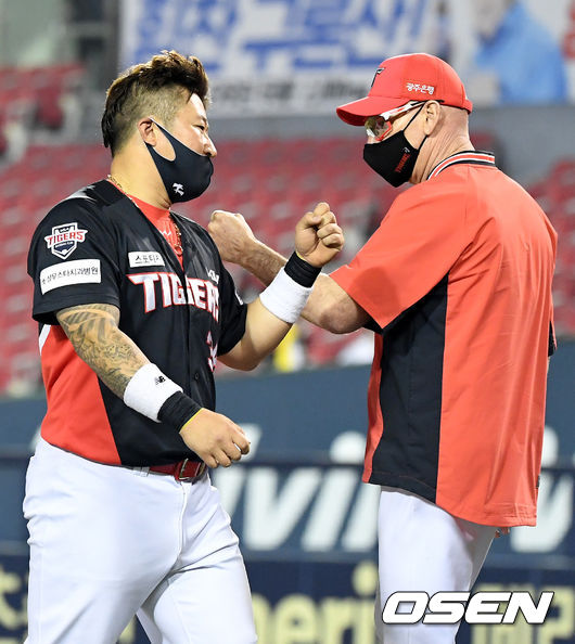 경기를 마치고 KIA 윌리엄스 감독이 최형우와 하이파이브를 하고 있다. /jpnews@osen.co.kr