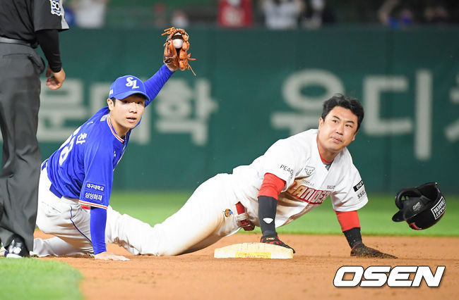 2일 오후 인천 SSG랜더스필드에서 2021 신한은행 SOL KBO리그 SSG 랜더스와 삼성 라이온즈의 경기가 진행됐다.9회말 1사 2루 SSG 최주환의 타석때 2루 대주자 김강민이 런다운 걸려 태그아웃되고 있다 . 21.06.02 / soul1014@osen.co.kr