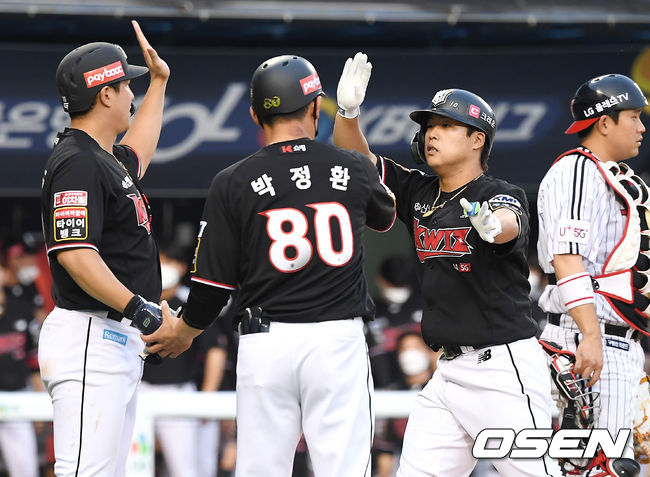 3회초 무사 1루 KT 강백호가 투런 홈런을 때린 뒤 동료들과 기뻐하고 있다. 2021.06.02/youngrae@osen.co.kr