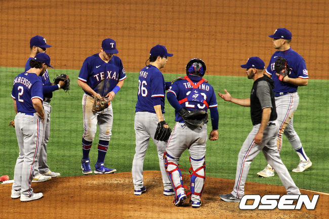 [OSEN=애너하임, 이사부 통신원]4회말 1사 1,2루에서 텍사스 우드워드 감독이 마운드를 방문해 양현종을 교체하고 있다. /lsboo@osen.co.kr