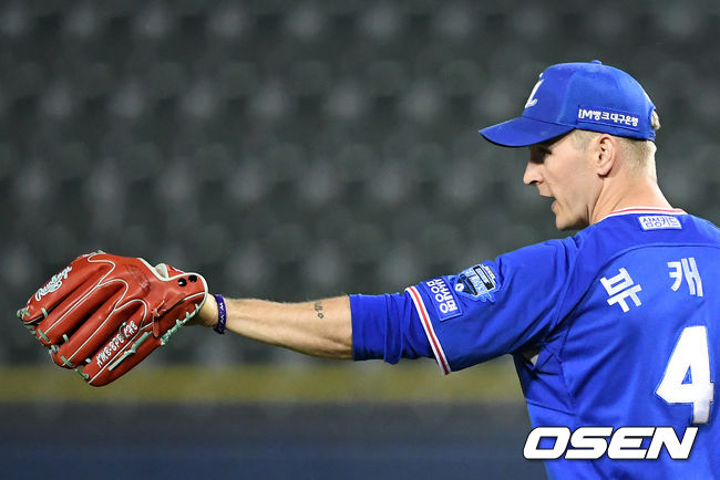 6회말 무사 1루에서 삼성 뷰캐넌이 강한울의 호수비에 격려를 하고 있다.  /jpnews@osen.co.kr